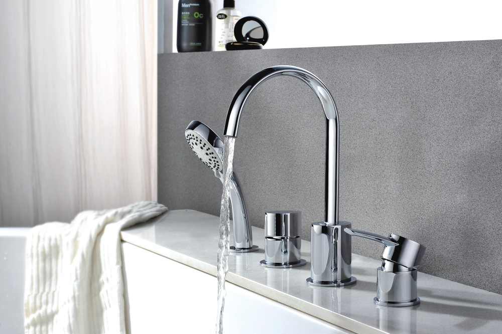 Фото Смеситель на борт ванны Lemark Atlantiss (LM3241C)