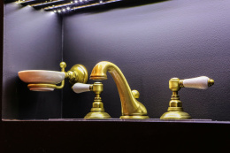 Фото Смеситель Nicolazzi P.M. Blanc 1408DB78 для раковины на 3 отверстия, состаренная бронза, ручка белая